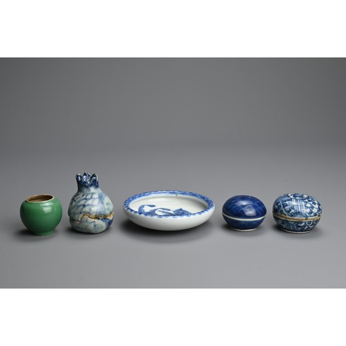 133 - A GROUP OF CHINESE PORCELAIN ITEMS, 18/19TH CENTURY. To include a blue and white brush washer decora... 