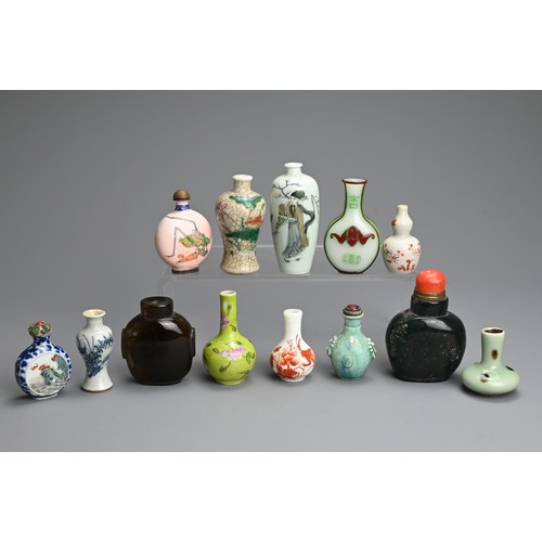 141 - A GROUP OF CHINESE SNUFF BOTTLE AND MINIATURE VASES, 19/20TH CENTURY. Comprising agate, glass and po... 