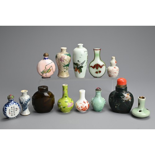 141 - A GROUP OF CHINESE SNUFF BOTTLE AND MINIATURE VASES, 19/20TH CENTURY. Comprising agate, glass and po... 