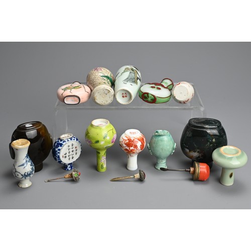 141 - A GROUP OF CHINESE SNUFF BOTTLE AND MINIATURE VASES, 19/20TH CENTURY. Comprising agate, glass and po... 