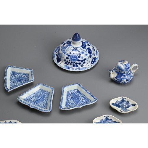 142 - A MIXED GROUP OF CHINESE BLUE AND WHITE PORCELAIN ITEMS, 18/19TH CENTURY. To include vase covers, co... 