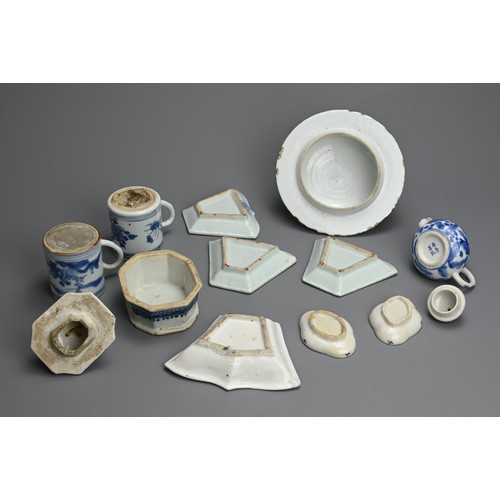 142 - A MIXED GROUP OF CHINESE BLUE AND WHITE PORCELAIN ITEMS, 18/19TH CENTURY. To include vase covers, co... 