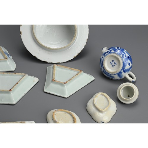 142 - A MIXED GROUP OF CHINESE BLUE AND WHITE PORCELAIN ITEMS, 18/19TH CENTURY. To include vase covers, co... 