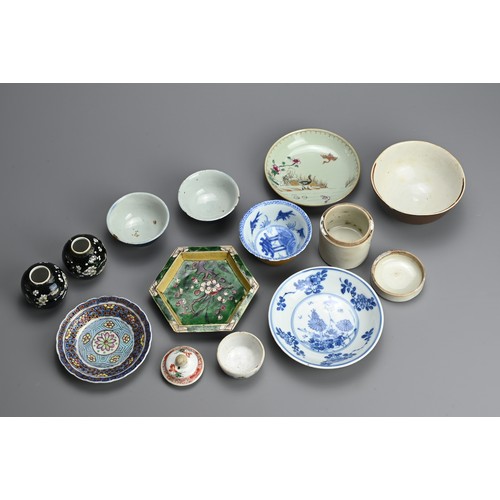 143 - A MIXED GROUP OF CHINESE PORCELAIN ITEMS, 18/19TH CENTURY. To include a famille verte biscuit porcel... 