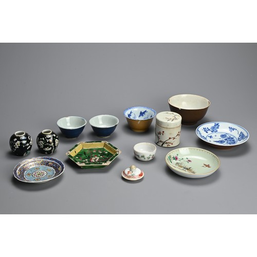 143 - A MIXED GROUP OF CHINESE PORCELAIN ITEMS, 18/19TH CENTURY. To include a famille verte biscuit porcel... 