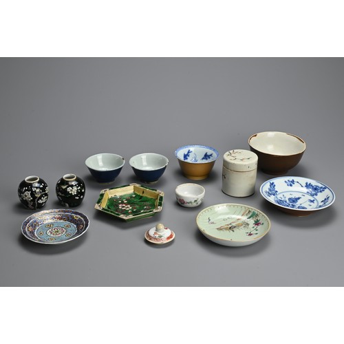 143 - A MIXED GROUP OF CHINESE PORCELAIN ITEMS, 18/19TH CENTURY. To include a famille verte biscuit porcel... 