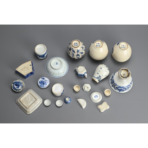 145 - A GROUP OF CHINESE BLUE AND WHITE PORCELAIN ITEMS, 19/20TH CENTURY. Seventeen in total to include a ... 