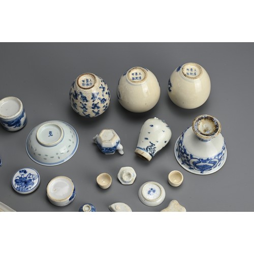 145 - A GROUP OF CHINESE BLUE AND WHITE PORCELAIN ITEMS, 19/20TH CENTURY. Seventeen in total to include a ... 