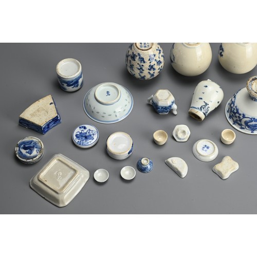 145 - A GROUP OF CHINESE BLUE AND WHITE PORCELAIN ITEMS, 19/20TH CENTURY. Seventeen in total to include a ... 