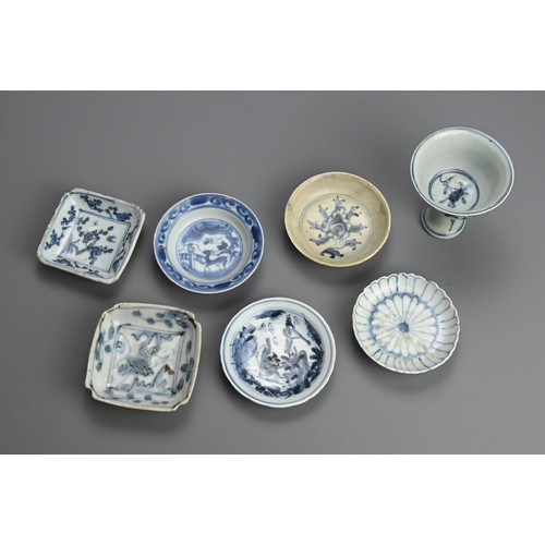 146 - A GROUP OF CHINESE BLUE AND WHITE PORCELAIN ITEMS, LATE MING DYNASTY. To include a stem cup together... 