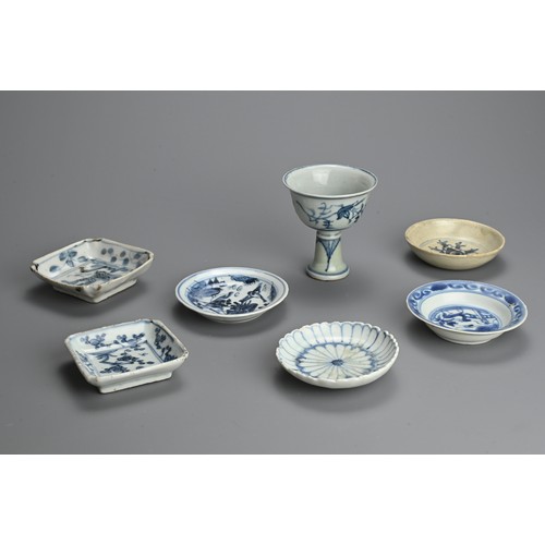 146 - A GROUP OF CHINESE BLUE AND WHITE PORCELAIN ITEMS, LATE MING DYNASTY. To include a stem cup together... 