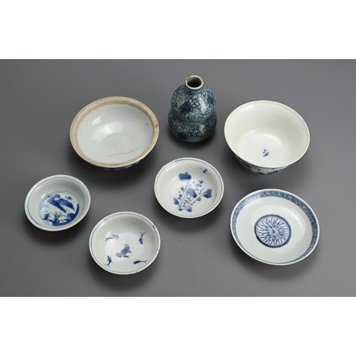 147 - A GROUP OF CHINESE BLUE AND WHITE PORCELAIN ITEMS, 17/18TH CENTURY. To include a double gourd vase d... 