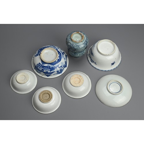 147 - A GROUP OF CHINESE BLUE AND WHITE PORCELAIN ITEMS, 17/18TH CENTURY. To include a double gourd vase d... 