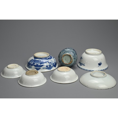 147 - A GROUP OF CHINESE BLUE AND WHITE PORCELAIN ITEMS, 17/18TH CENTURY. To include a double gourd vase d... 