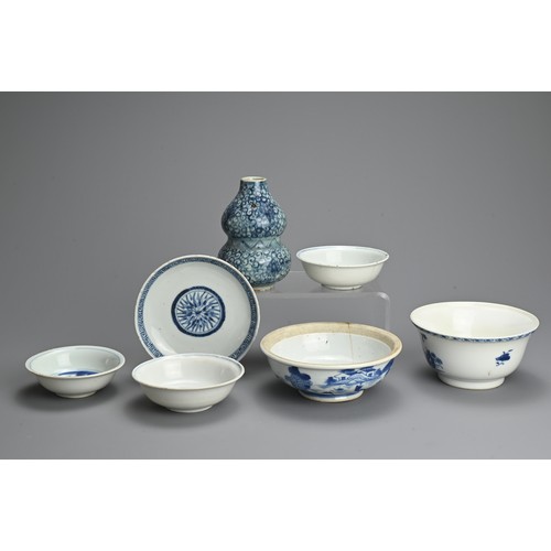 147 - A GROUP OF CHINESE BLUE AND WHITE PORCELAIN ITEMS, 17/18TH CENTURY. To include a double gourd vase d... 