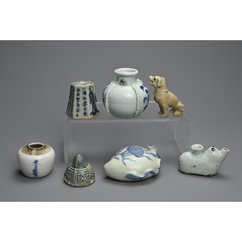 148 - A GROUP OF CHINESE PORCELAIN ITEMS, MING DYNASTY AND LATER. To include a blue and white porcelain ja... 