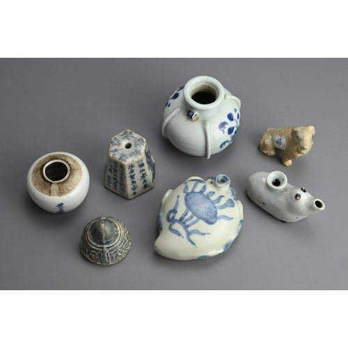 148 - A GROUP OF CHINESE PORCELAIN ITEMS, MING DYNASTY AND LATER. To include a blue and white porcelain ja... 