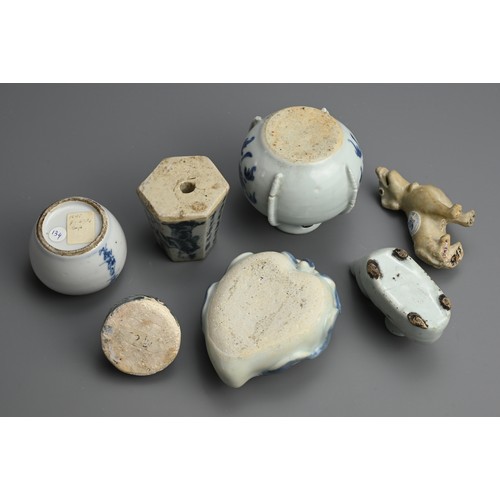 148 - A GROUP OF CHINESE PORCELAIN ITEMS, MING DYNASTY AND LATER. To include a blue and white porcelain ja... 