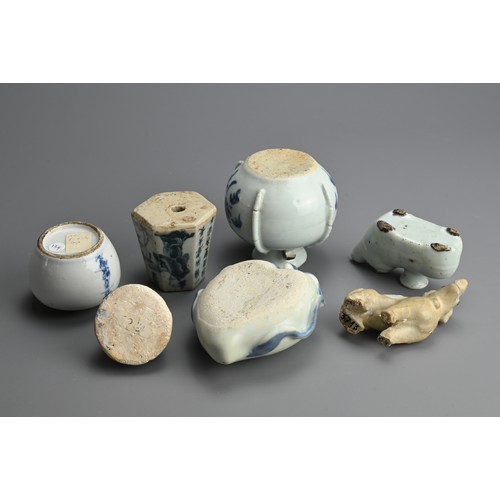 148 - A GROUP OF CHINESE PORCELAIN ITEMS, MING DYNASTY AND LATER. To include a blue and white porcelain ja... 