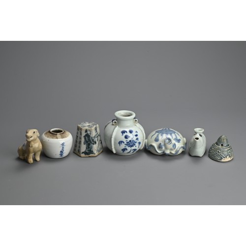 148 - A GROUP OF CHINESE PORCELAIN ITEMS, MING DYNASTY AND LATER. To include a blue and white porcelain ja... 