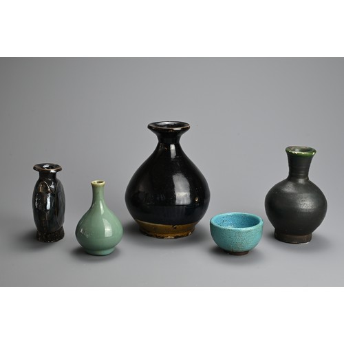 152 - A GROUP OF CHINESE AND OTHER GLAZED POTTERY ITEMS, MING DYNASTY AND LATER. To include a brown glazed... 