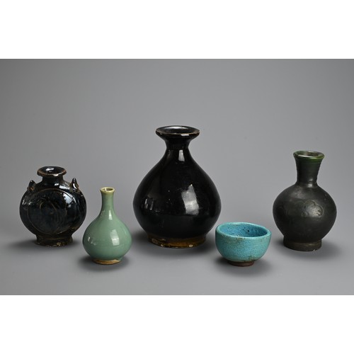 152 - A GROUP OF CHINESE AND OTHER GLAZED POTTERY ITEMS, MING DYNASTY AND LATER. To include a brown glazed... 