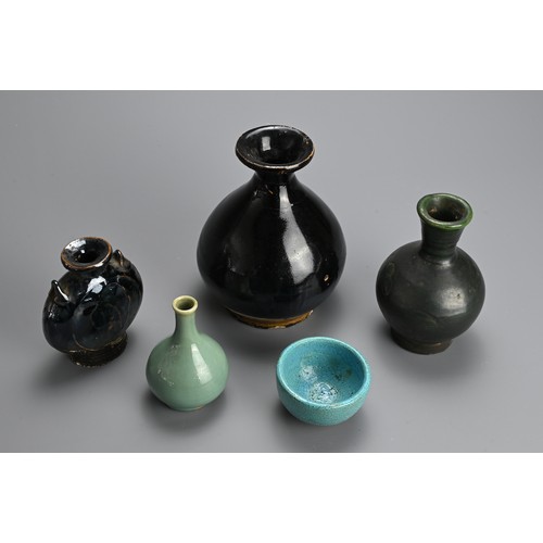 152 - A GROUP OF CHINESE AND OTHER GLAZED POTTERY ITEMS, MING DYNASTY AND LATER. To include a brown glazed... 