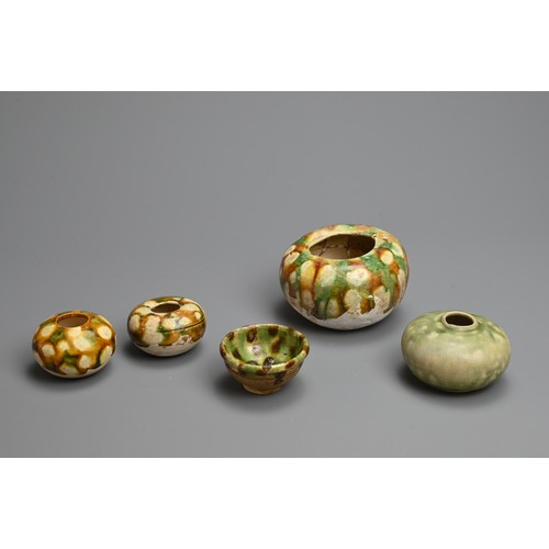 165 - A GROUP OF CHINESE SANCAI GLAZED POTTERY ITEMS, TANG / LIAO  DYNASTY. Globular jars and cup decorate... 