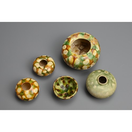 165 - A GROUP OF CHINESE SANCAI GLAZED POTTERY ITEMS, TANG / LIAO  DYNASTY. Globular jars and cup decorate... 