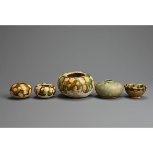 165 - A GROUP OF CHINESE SANCAI GLAZED POTTERY ITEMS, TANG / LIAO  DYNASTY. Globular jars and cup decorate... 