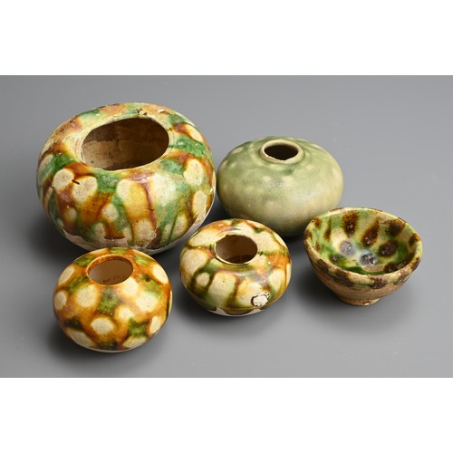 165 - A GROUP OF CHINESE SANCAI GLAZED POTTERY ITEMS, TANG / LIAO  DYNASTY. Globular jars and cup decorate... 