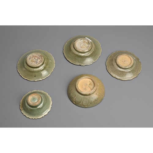 167 - A GROUP OF CHINESE LONGQUAN CELADON GLAZED PORCELAIN DISHES, YUAN / MING DYNASTY. Five dishes of var... 