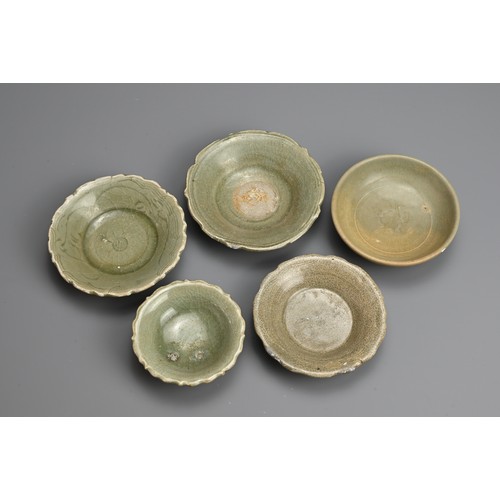 167 - A GROUP OF CHINESE LONGQUAN CELADON GLAZED PORCELAIN DISHES, YUAN / MING DYNASTY. Five dishes of var... 