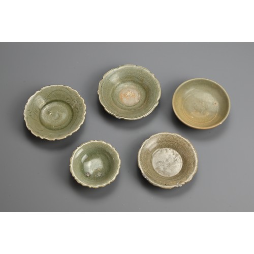 167 - A GROUP OF CHINESE LONGQUAN CELADON GLAZED PORCELAIN DISHES, YUAN / MING DYNASTY. Five dishes of var... 