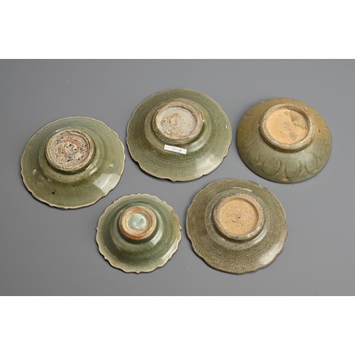 167 - A GROUP OF CHINESE LONGQUAN CELADON GLAZED PORCELAIN DISHES, YUAN / MING DYNASTY. Five dishes of var... 