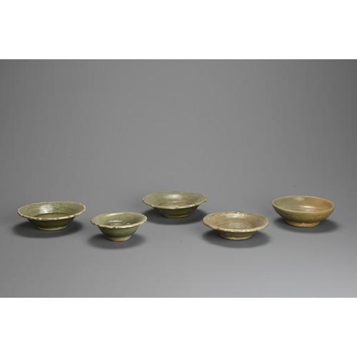 167 - A GROUP OF CHINESE LONGQUAN CELADON GLAZED PORCELAIN DISHES, YUAN / MING DYNASTY. Five dishes of var... 