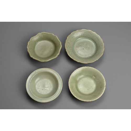 168 - A GROUP OF CHINESE LONGQUAN CELADON GLAZED PORCELAIN DISHES, YUAN /MING DYNASTY. Four dishes of vari... 