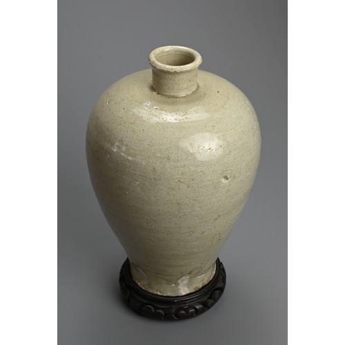 174 - A RARE CHINESE QINGBAI WARE MEIPING PORCELAIN VASE, SOUTHERN SONG DYNASTY. Heavily potted with high ... 