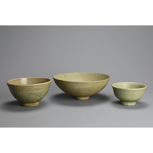 180 - THREE CHINESE LONGQUAN CELADON GLAZED BOWLS, YUAN / MING DYNASTY. Of various sizes covered in green ... 