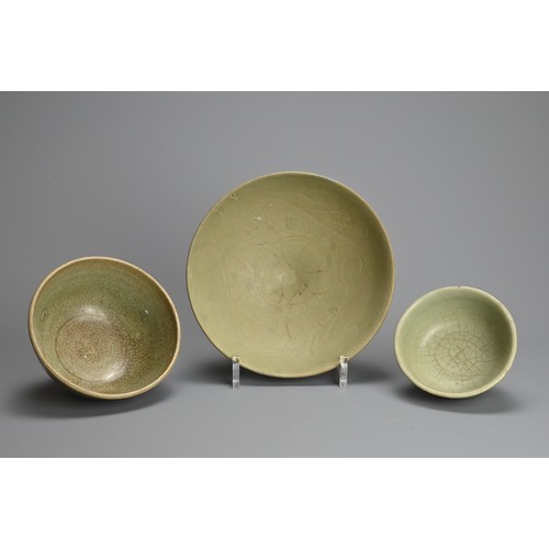 180 - THREE CHINESE LONGQUAN CELADON GLAZED BOWLS, YUAN / MING DYNASTY. Of various sizes covered in green ... 