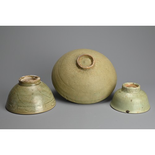 180 - THREE CHINESE LONGQUAN CELADON GLAZED BOWLS, YUAN / MING DYNASTY. Of various sizes covered in green ... 