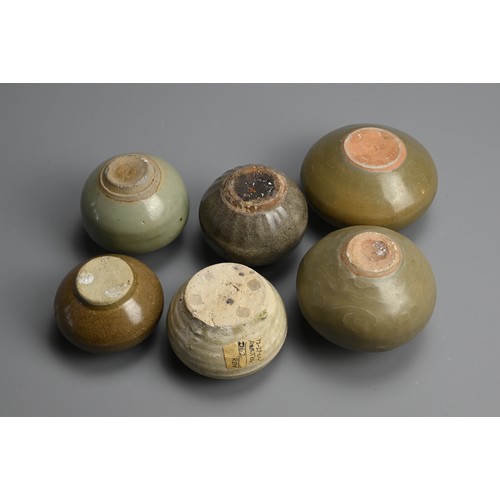 189 - A GROUP OF CHINESE CELADON GLAZED PORCELAIN JARS, YUAN / MING DYNASTY. Each of globular form. One ja... 