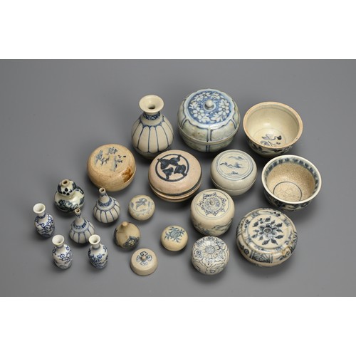 196 - A GROUP OF ANNAMESE VIETNAMESE BLUE AND WHITE PORCELAIN ITEMS, 15/16TH CENTURY AND EARLIER. To inclu... 