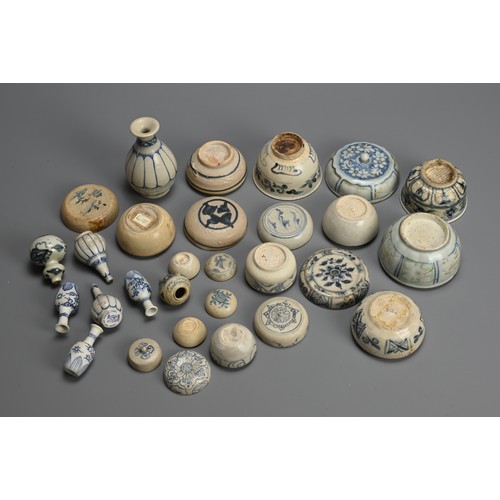 196 - A GROUP OF ANNAMESE VIETNAMESE BLUE AND WHITE PORCELAIN ITEMS, 15/16TH CENTURY AND EARLIER. To inclu... 