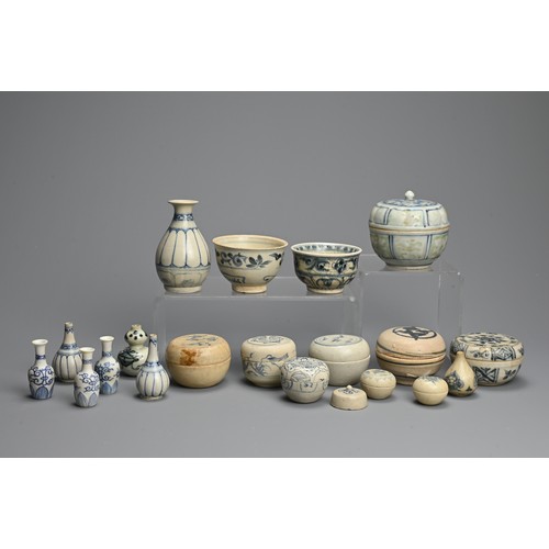 196 - A GROUP OF ANNAMESE VIETNAMESE BLUE AND WHITE PORCELAIN ITEMS, 15/16TH CENTURY AND EARLIER. To inclu... 