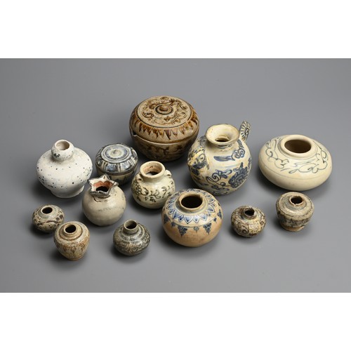 197 - A MIXED GROUP OF SOUTHEAST ASIAN CERAMIC ITEMS, CIRCA 15TH CENTURY. Thai Sawankhalok and Annamese we... 