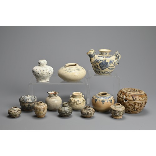 197 - A MIXED GROUP OF SOUTHEAST ASIAN CERAMIC ITEMS, CIRCA 15TH CENTURY. Thai Sawankhalok and Annamese we... 