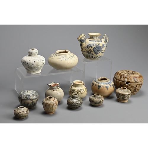 197 - A MIXED GROUP OF SOUTHEAST ASIAN CERAMIC ITEMS, CIRCA 15TH CENTURY. Thai Sawankhalok and Annamese we... 