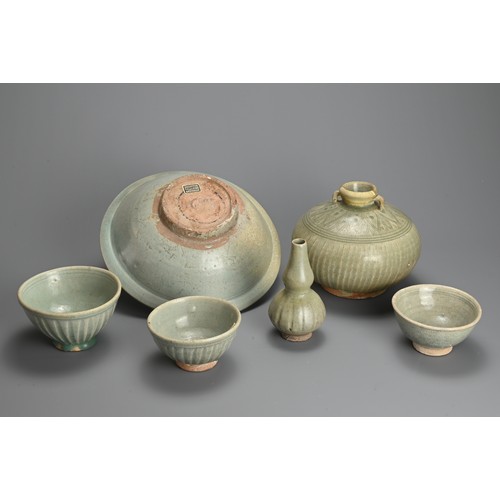 200 - A GROUP OF THAI SAWANKHALOK CELADON GLAZED STONEWARE ITEMS, CIRCA 15TH CENTURY. To include a large b... 