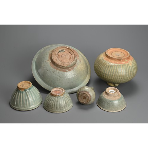 200 - A GROUP OF THAI SAWANKHALOK CELADON GLAZED STONEWARE ITEMS, CIRCA 15TH CENTURY. To include a large b... 